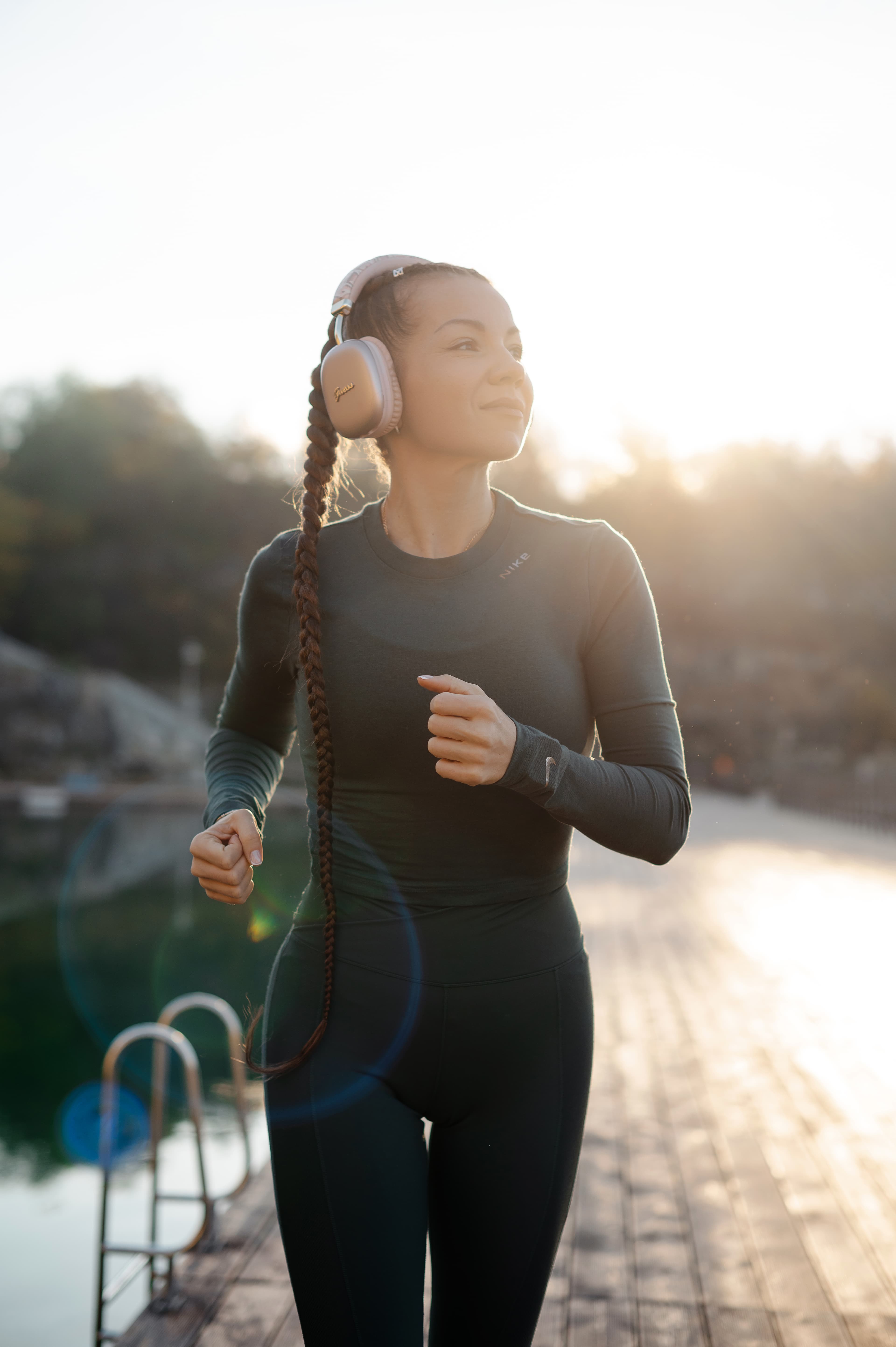 Trener personalny podczas sesji treningowej